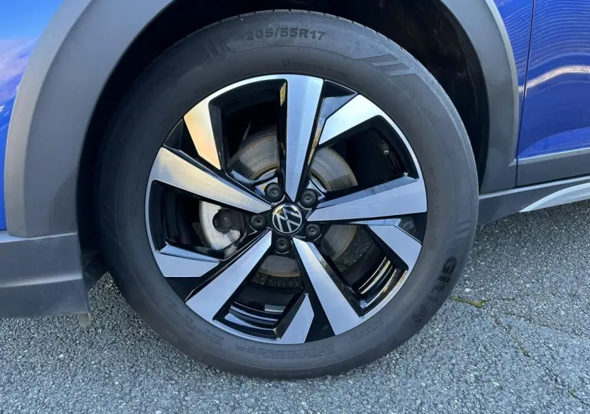 Gros plan sur la jante alliage noire et argent de 17 pouces du Volkswagen Taigo bleu Recife, côté avant droit.