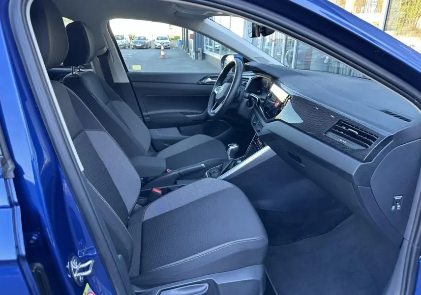 Vue intérieure côté conducteur du Volkswagen Taigo bleu Recife 2025, montrant sièges et tableau de bord modernes.