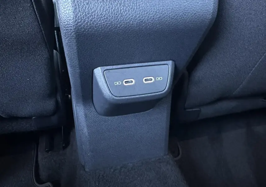 Prise USB double en bas de la console centrale arrière du Volkswagen Taigo bleu Recife 2025.