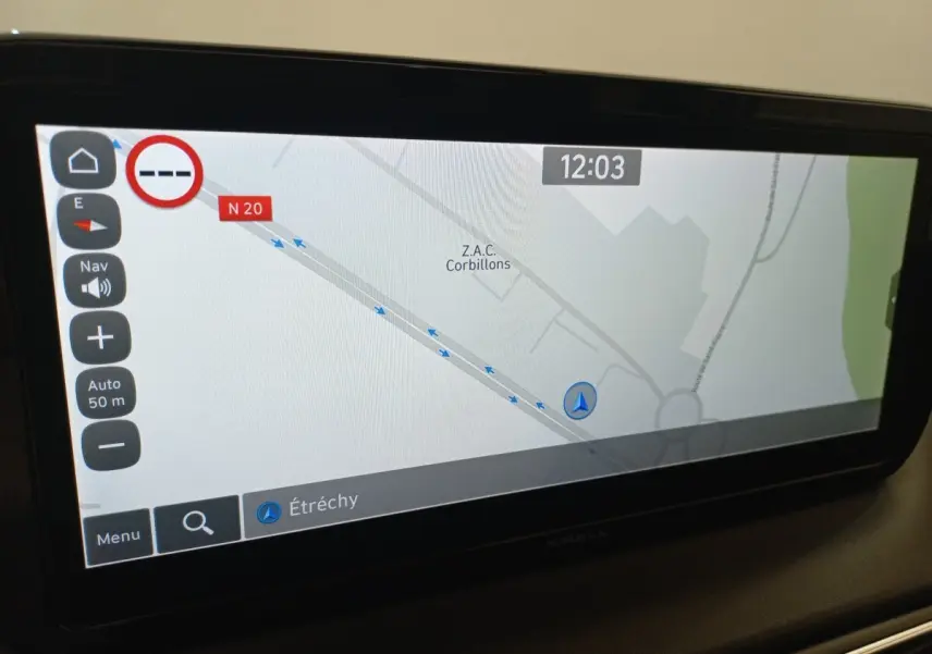 Écran tactile du système de navigation 3D du Hyundai Santa Fe gris clair, affichage couleur et interface moderne.