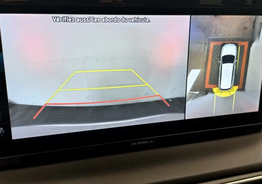 Écran de caméra de recul et vue à 360° du Hyundai Santa Fe gris clair en stationnement, affichage intérieur.