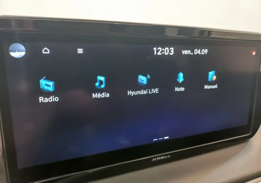 Écran tactile central du Hyundai Santa Fe 2022 affichant les menus Radio, Média et Hyundai LIVE.