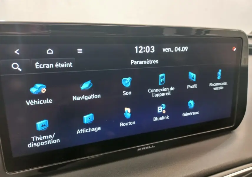 Écran tactile central du Hyundai Santa Fe 2022 en gros plan, affichant le menu des paramètres en intérieur.