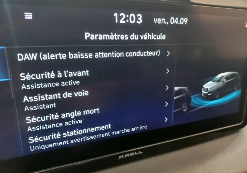 Écran tactile intérieur montrant les paramètres de sécurité du Hyundai Santa Fe gris clair, vue de face rapprochée.