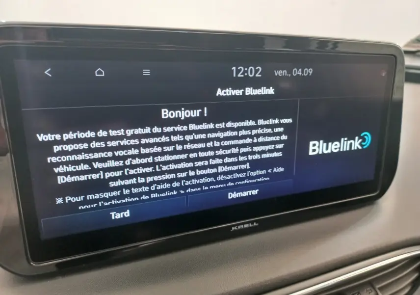Écran tactile central du tableau de bord du Hyundai Santa Fe 2022 affichant l'activation du service Bluelink.