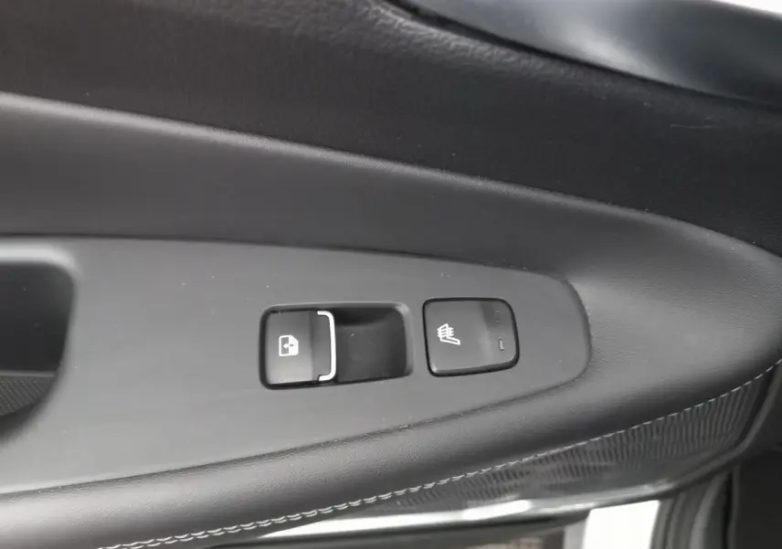 Gros plan sur les commandes de la portière intérieure noire du Hyundai Santa Fe 2022, bouton de verrouillage et siège chauffant.