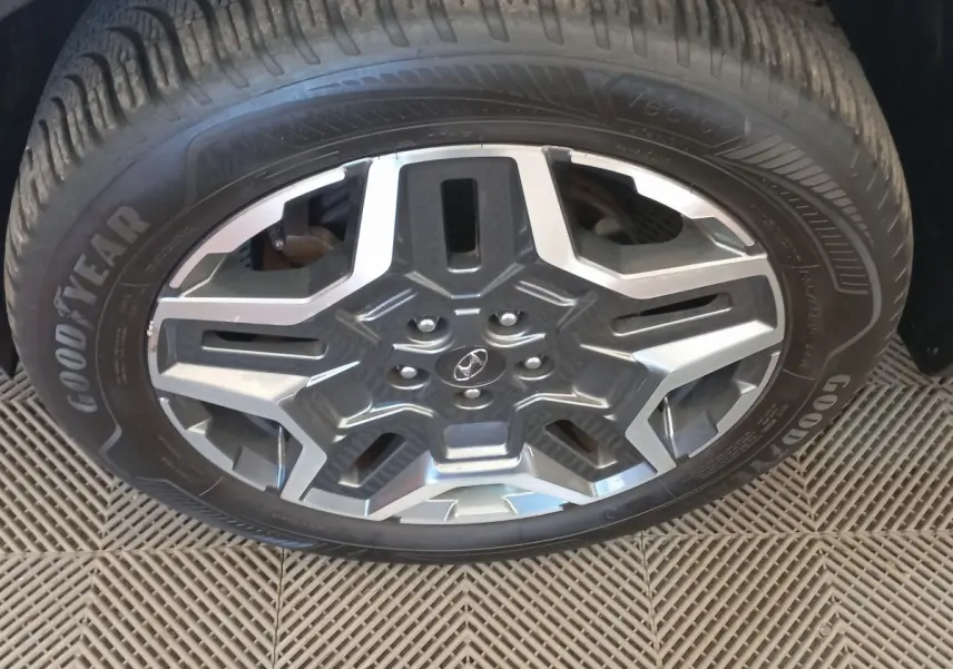 Gros plan sur la jante alliage gris et noir d’un pneu Goodyear du Hyundai Santa Fe hybride rechargeable.