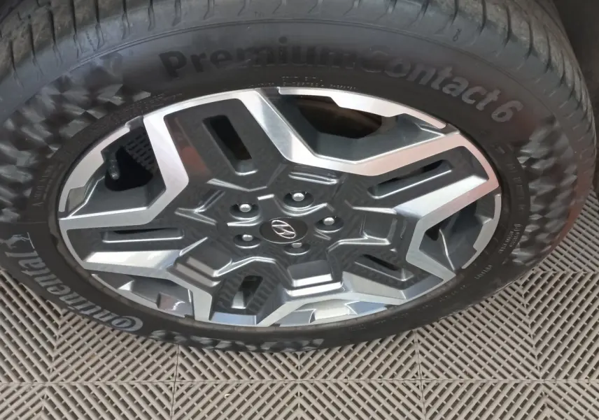 Gros plan sur la jante alliage gris et noir avec logo Hyundai, montée sur pneu Continental PremiumContact 6.