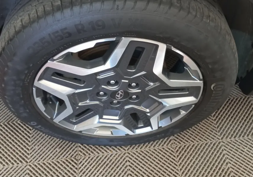 Gros plan sur la jante alliage gris et noir du Hyundai Santa Fe 2022 avec logo central Hyundai visible.