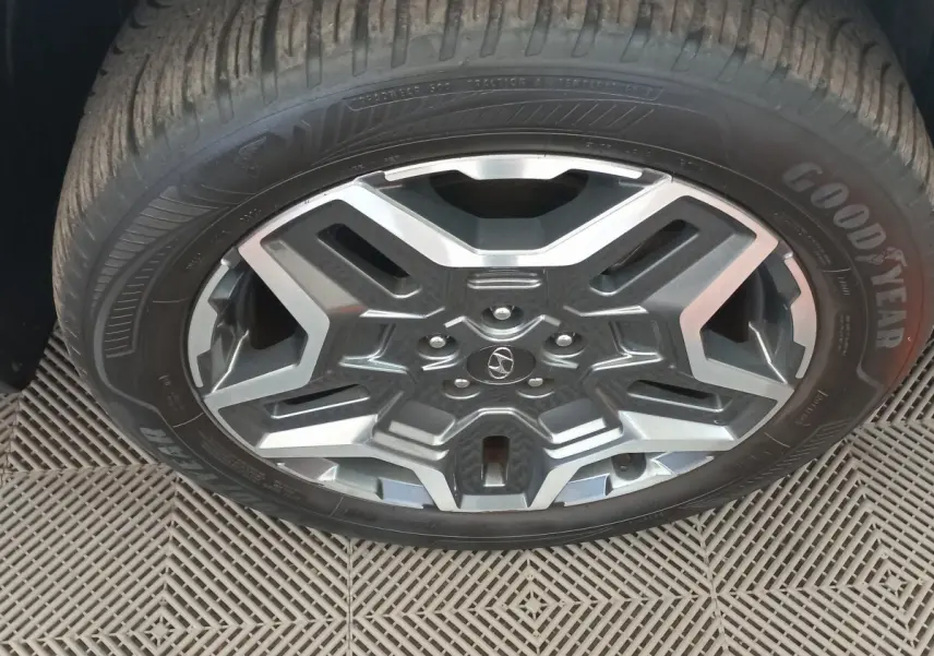 Gros plan sur la roue avant droite du Hyundai Santa Fe 2022 avec jante alliage grise et pneu Goodyear.