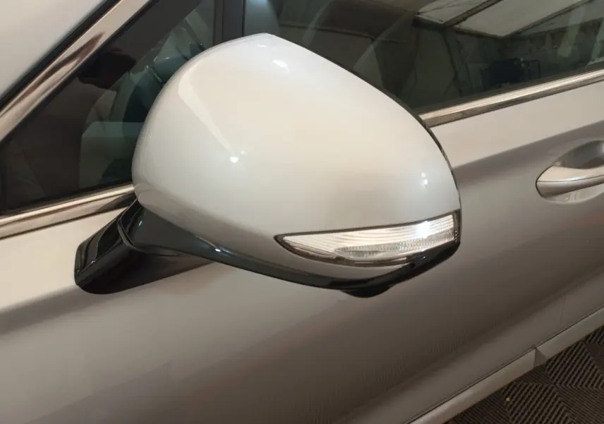 Rétroviseur droit gris clair avec clignotant intégré sur Hyundai Santa Fe 2022, vue rapprochée côté passager.