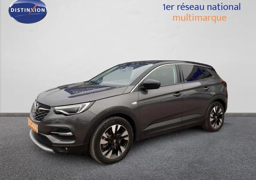 Opel Grandland X gris Moai métal en vue 3/4 avant droit, SUV hybride rechargeable avec jantes bicolores distinctives.