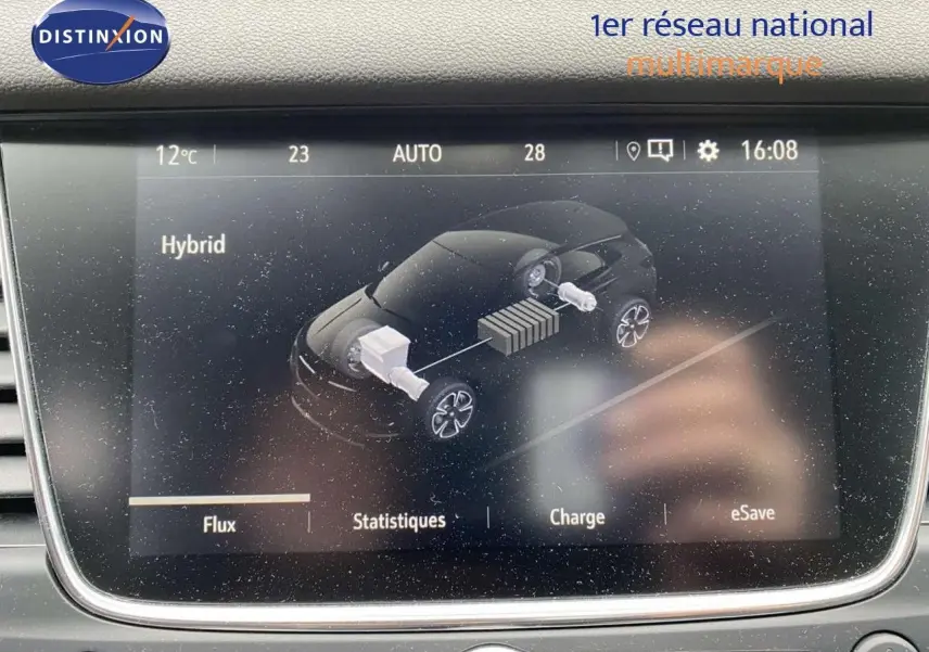 Écran multimédia montrant le schéma hybride du Grandland X gris Moai Metal, vue intérieure centrale du tableau de bord.