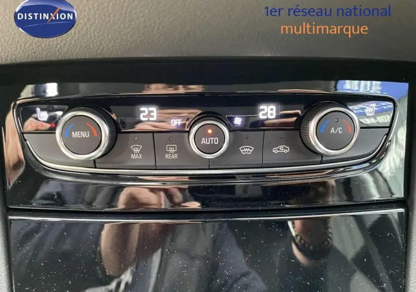 Panneau de commande de climatisation automatique de l’Opel Grandland X gris Moai Metal, vue frontale rapprochée.