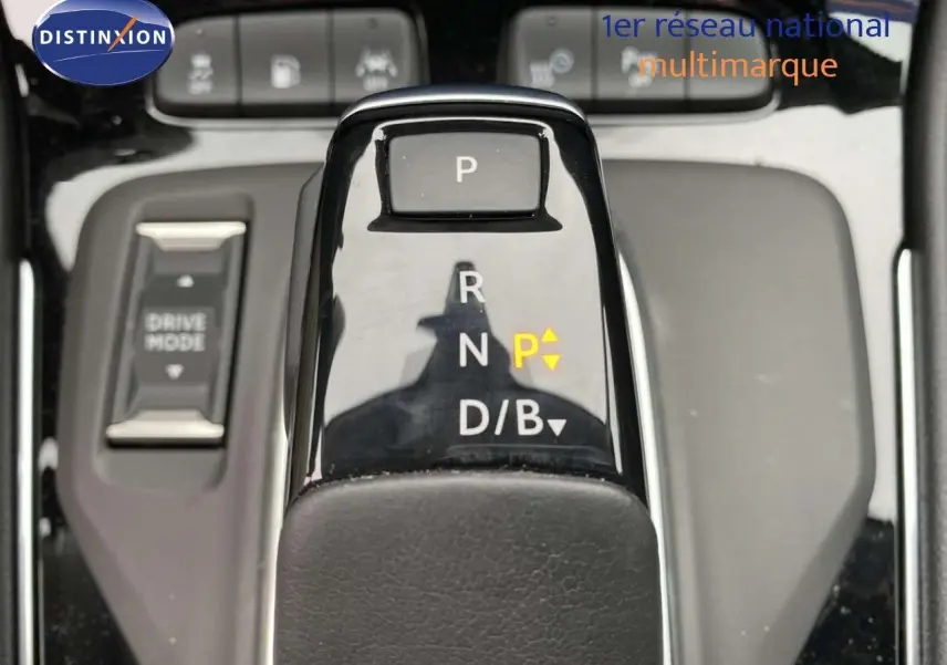 Gros plan sur le levier de vitesses automatique du Grandland X gris Moai Metal, avec bouton parking et mode conduite visible.