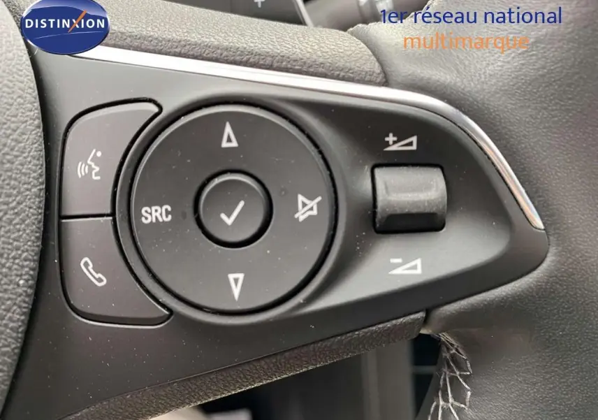 Gros plan sur les commandes multifonctions noires du volant de l'Opel Grandland X gris Moai Metal hybride rechargeable 2021.