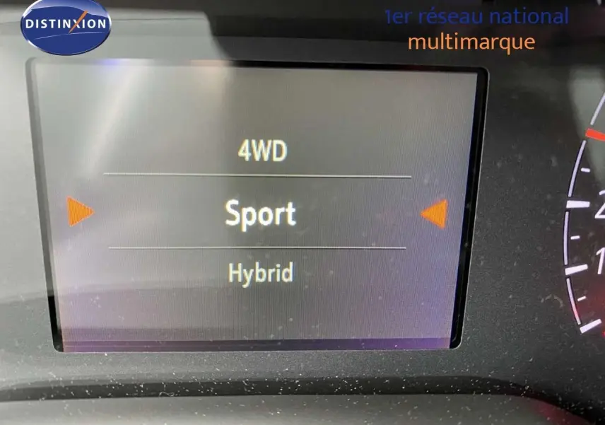 Écran du tableau de bord de l'Opel Grandland X hybride affichant le mode Sport en 4 roues motrices.