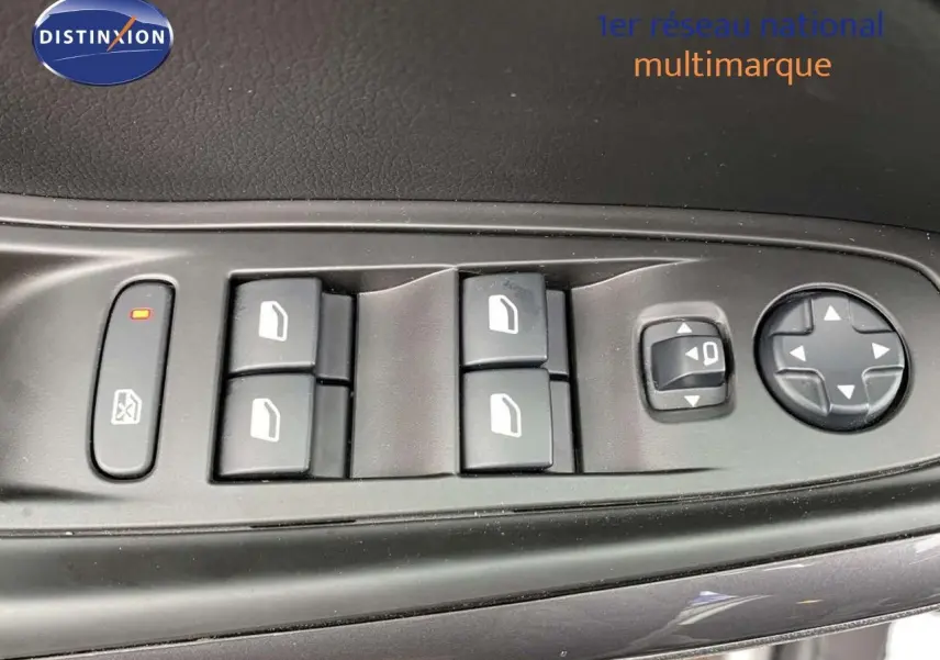 Panneau de commandes des vitres et rétroviseurs côté conducteur de l'Opel Grandland X gris Moai Metal.