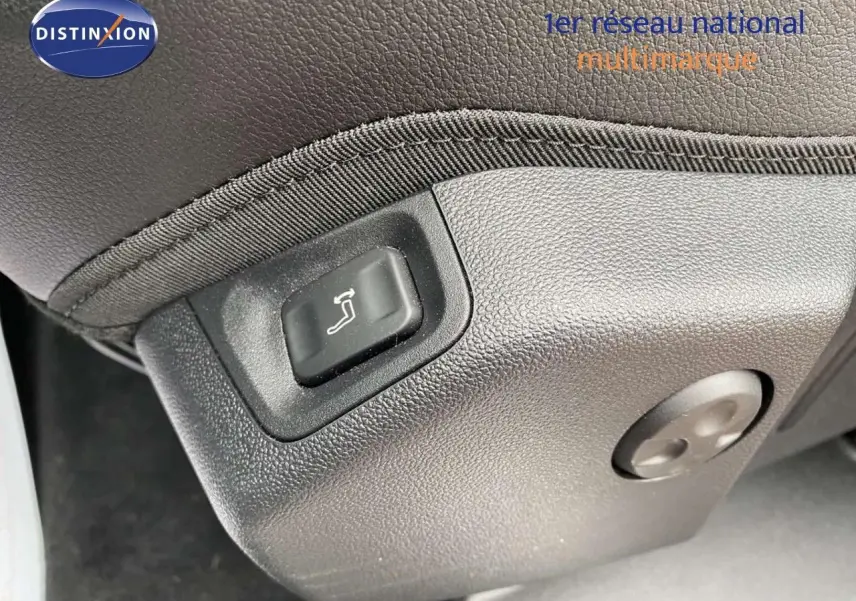 Gros plan sur le bouton de réglage électrique du siège en cuir noir de l'Opel Grandland X gris Moai Metal.