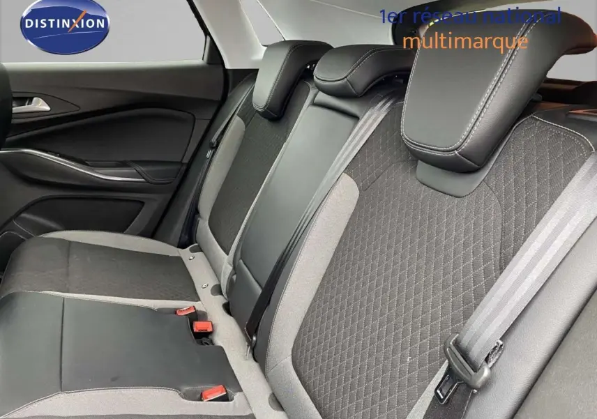 Vue intérieure du siège arrière droit de l'Opel Grandland X 1.6 Hybrid Turbo 2021 avec sellerie tissu et cuir noir.