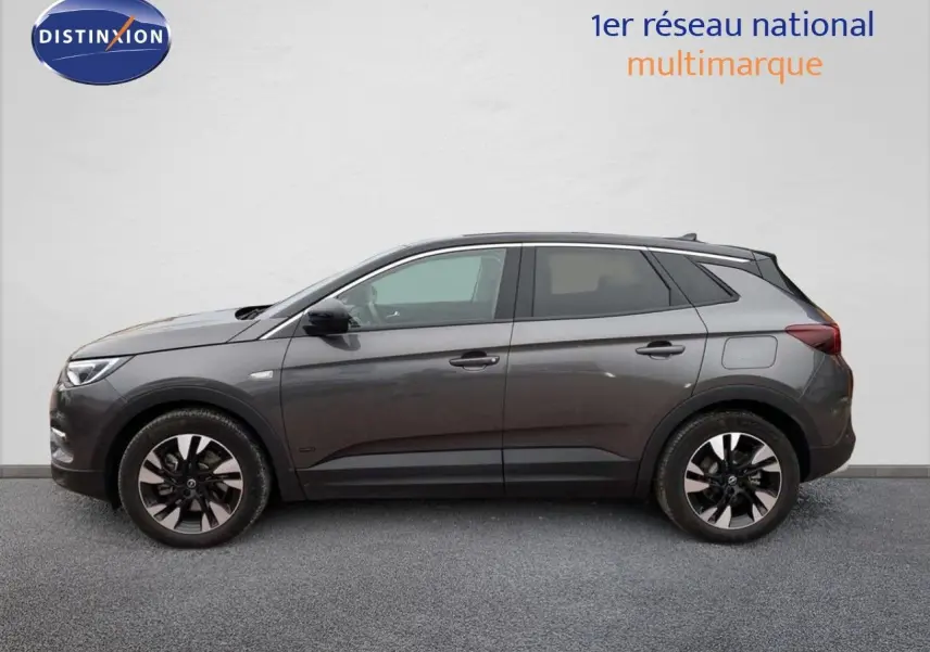 Profil côté gauche d'un Opel Grandland X gris Moai Metal hybride rechargeable avec jantes bicolores en alliage.