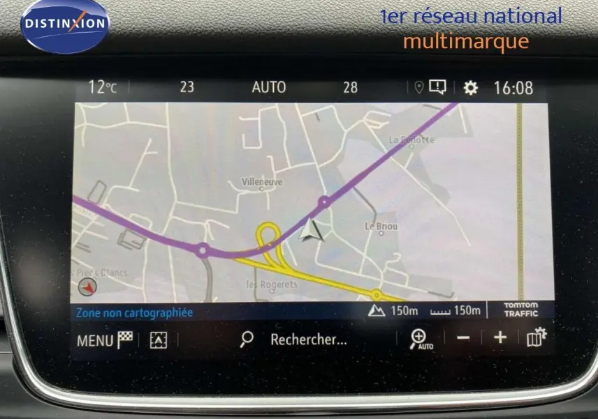Écran de navigation GPS de l’Opel Grandland X gris Moai Metal, affichant une carte routière en intérieur.
