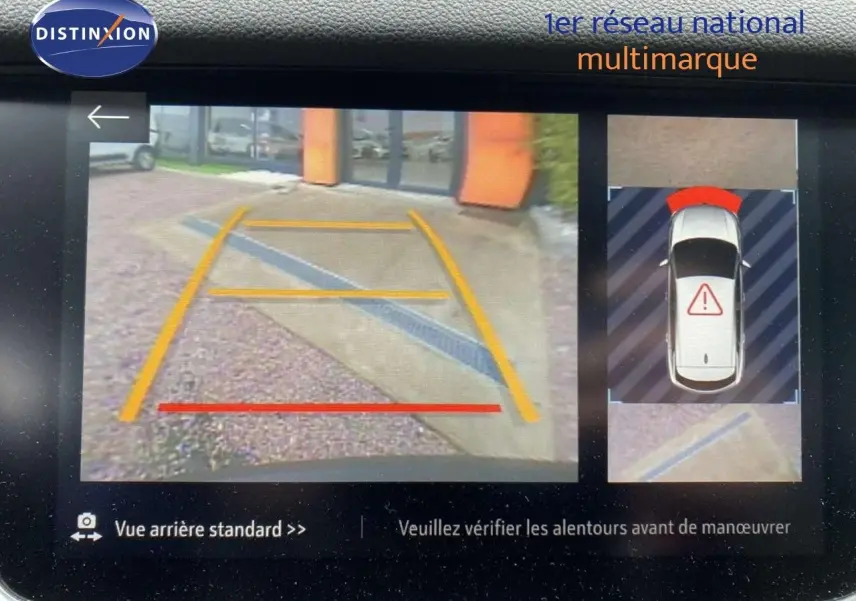 Affichage caméra de recul et vue aérienne du Grandland X gris Moai Metal en stationnement, avec repères de guidage colorés.