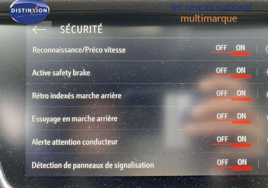 Écran tactile du système de sécurité d'une Opel Grandland X gris Moai, affichant les options d'aide à la conduite activées.