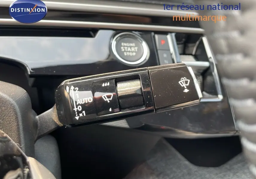 Gros plan sur la commande d’essuie-glace du Peugeot 3008 gris Artense Hybrid 2025, avec bouton start visible en arrière-plan.