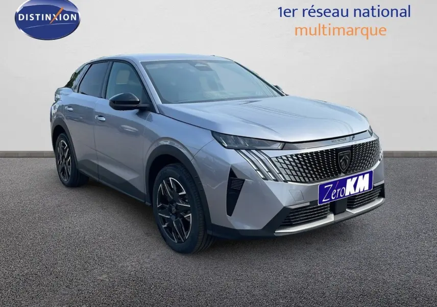 Peugeot 3008 Hybrid gris Artense en 3/4 avant droit, avec calandre noire et jantes alliage noires.