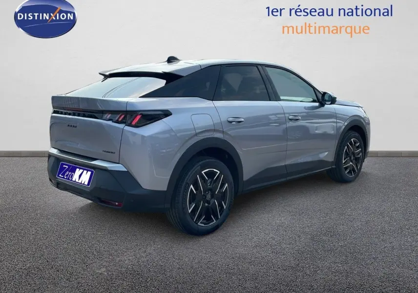 Vue 3/4 arrière droite d'un Peugeot 3008 Hybrid gris Artense métallisé avec jantes noires et toit noir.