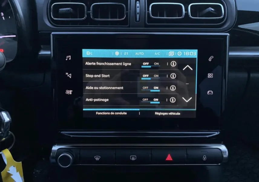 Écran tactile central de la Citroën C3 Shine 2022 montrant les réglages d'aide à la conduite, vue intérieure frontale.