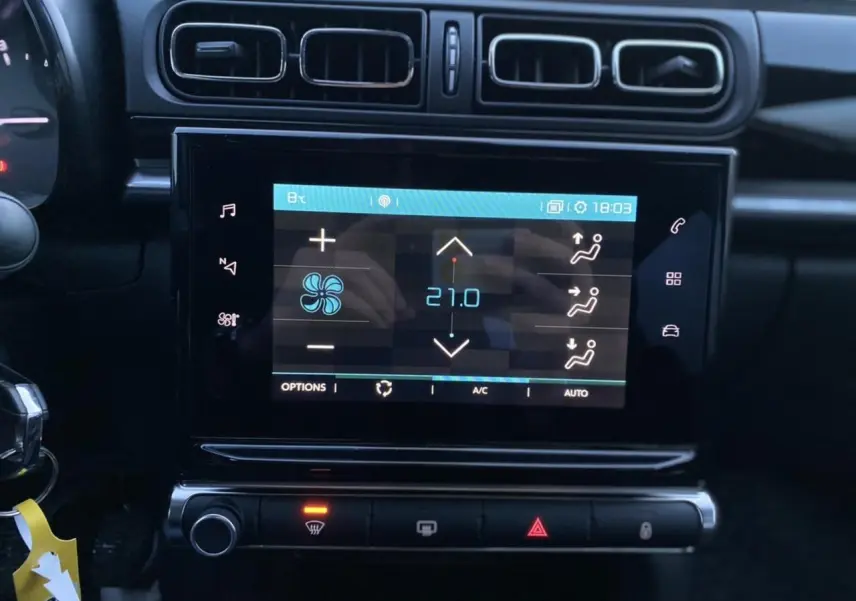 Écran tactile central de la Citroën C3 2022 gris Artense montrant la climatisation à 21°C en intérieur.