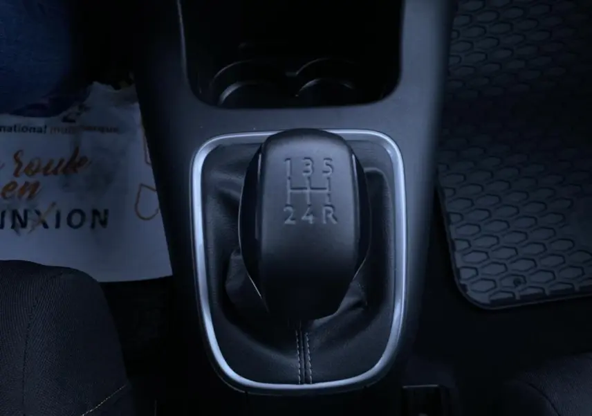 Le levier de vitesses manuel de la Citroën C3 1.2 12V Shine 2022, vue de dessus, entouré de garnitures noires.