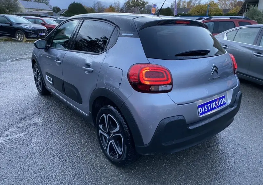 Citroën C3 gris Artense vue 3/4 arrière droit, avec jantes alu diamantées et Airbump noirs sur portières.