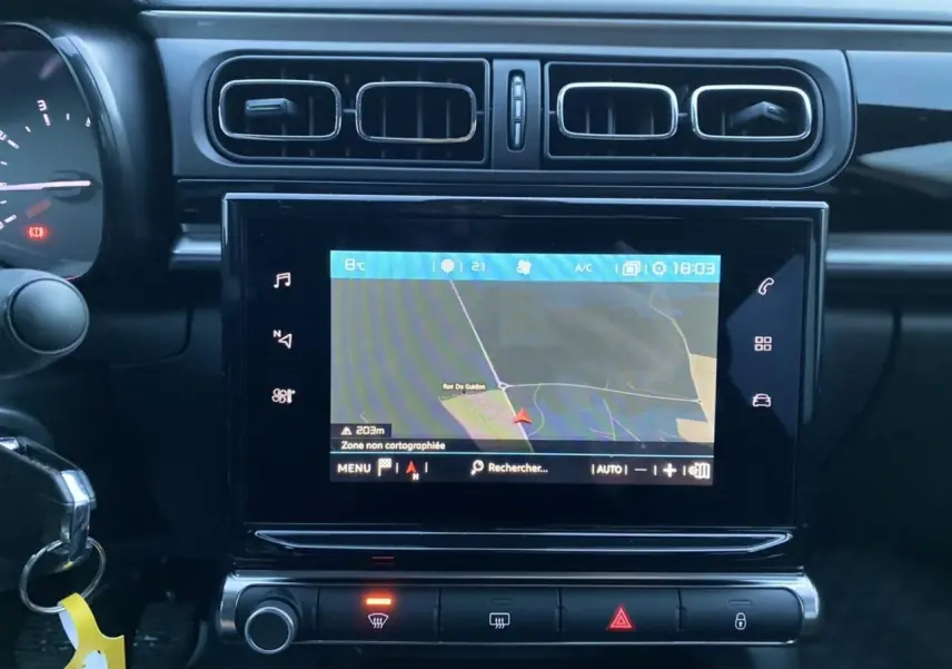 Écran tactile central avec navigation GPS dans l’habitacle noir d’une Citroën C3 2022, version Shine.