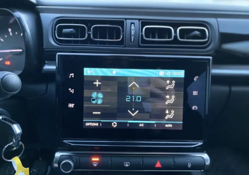 Écran tactile central de la Citroën C3 2022 avec commandes climatisation affichant 21°C, vue intérieure frontale.