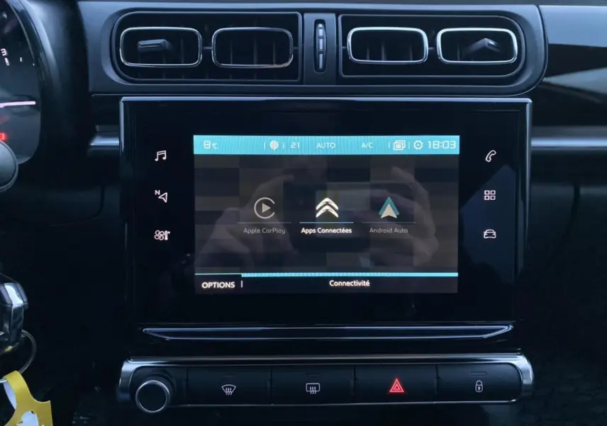 Gros plan sur l'écran tactile central noir de la Citroën C3 2022 avec interface Apple CarPlay et Android Auto.