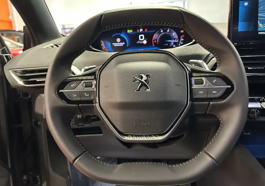 Volant cuir noir du Peugeot 5008 2024 BlueHDi 130 EAT8 Allure Pack avec commandes intégrées et tableau de bord digital.