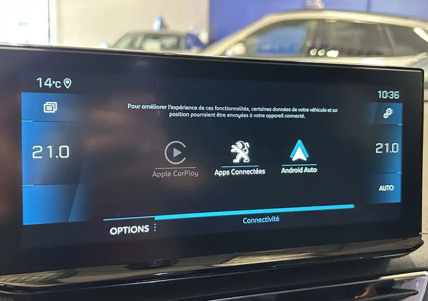 Écran tactile central du Peugeot 5008 2024 affichant Apple CarPlay, Android Auto et réglage de la climatisation à 21°C