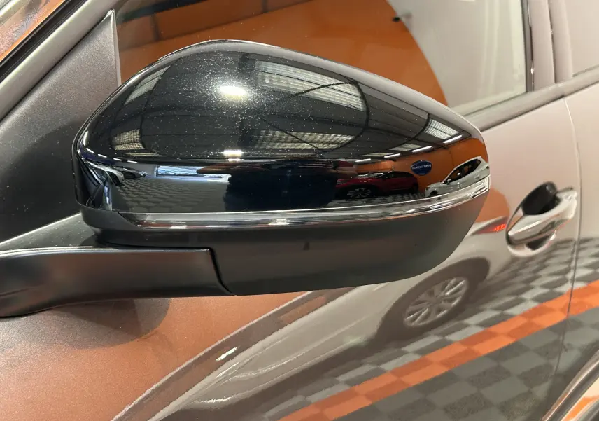 Rétroviseur noir brillant côté gauche du Peugeot 5008 Gris Platinium 2024, avec poignée de porte visible.