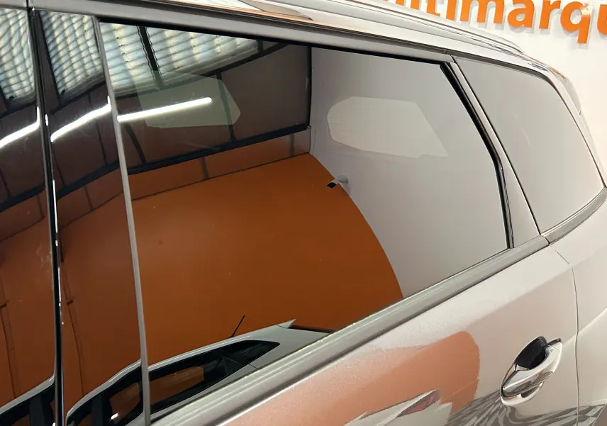 Vue latérale droite du Peugeot 5008 gris Platinium 2024, mettant en valeur la porte arrière et la vitre teintée.