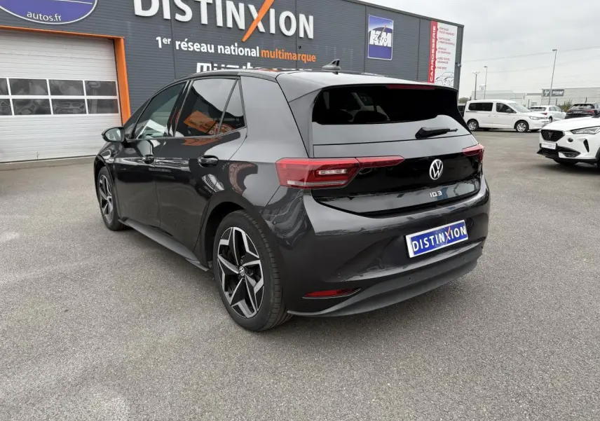 Volkswagen ID.3 Pro S gris manganèse vu de trois quarts arrière droit avec jantes bi-colores et vitres surteintées.