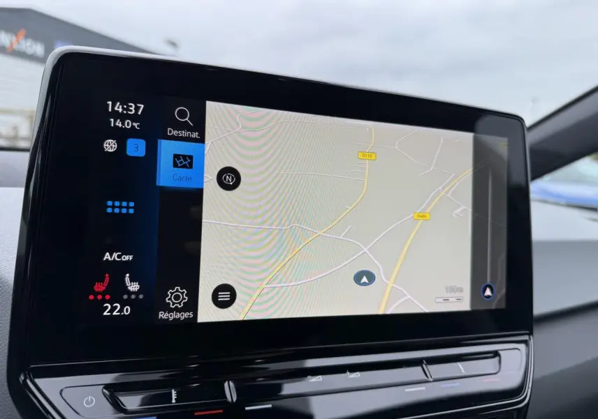 Écran tactile central du tableau de bord du Volkswagen ID.3 Pro S 77 kWh affichant la navigation et les réglages de climatisation.