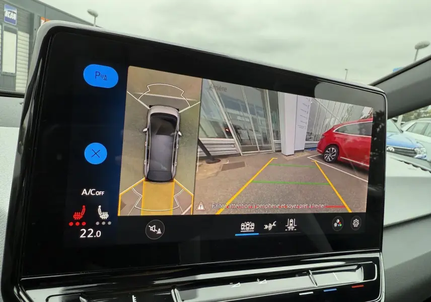 Écran central du Volkswagen ID.3 Pro S montrant la caméra 360° avec vue arrière et latérale en stationnement.