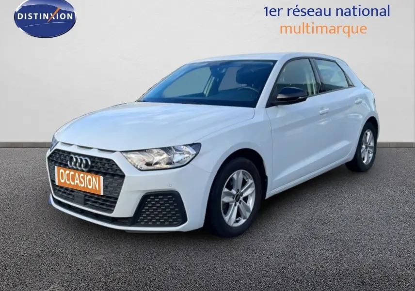 Audi A1 Sportback blanc glacier vue 3/4 avant droit avec calandre hexagonale et jantes alliage cinq branches.