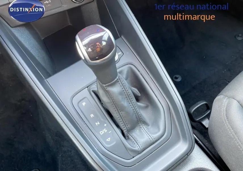 Le levier de vitesse automatique de l'Audi A1 Sportback 2023 en cuir noir, vue rapprochée de la console centrale.