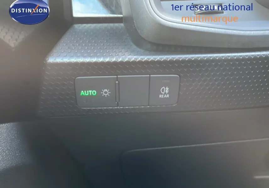 Détail du tableau de bord noir avec commandes d'éclairage automatiques sur Audi A1 Sportback blanc glacier 2023