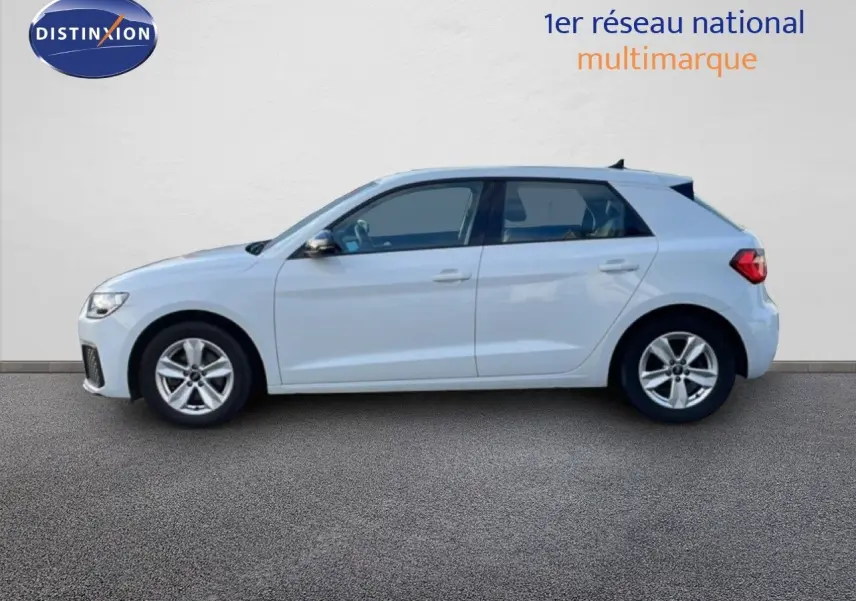 Profil côté gauche d'une Audi A1 Sportback blanche glacier métal 5 portes de 2023 sur fond neutre.