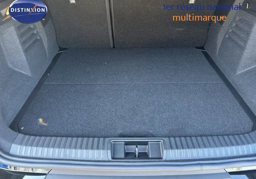 Coffre spacieux et propre du Renault Symbioz noir étoile métal, vue arrière avec seuil de chargement visible.